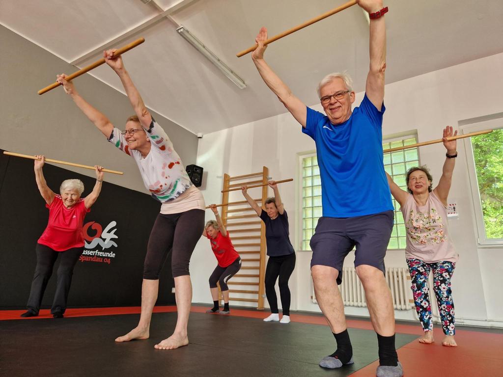 Rückenübungen mit Holzstangen